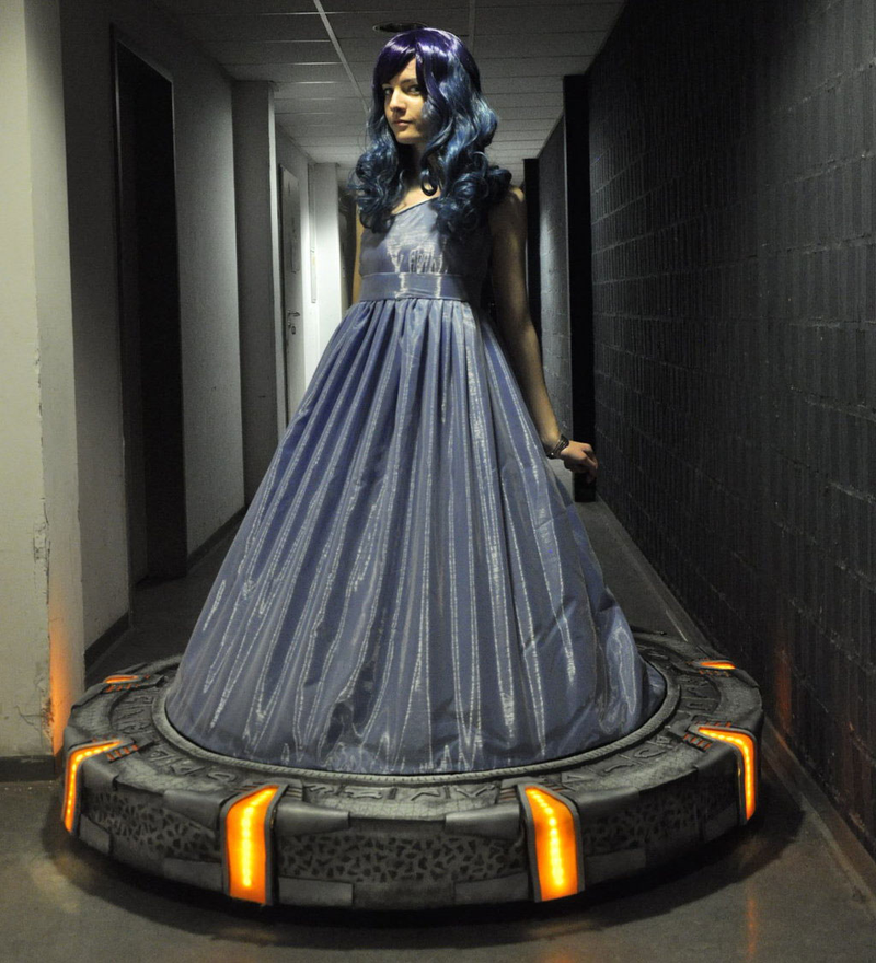 Illustration for article titled Genius Stargate Cosplay Is, Well, A Human Stargate